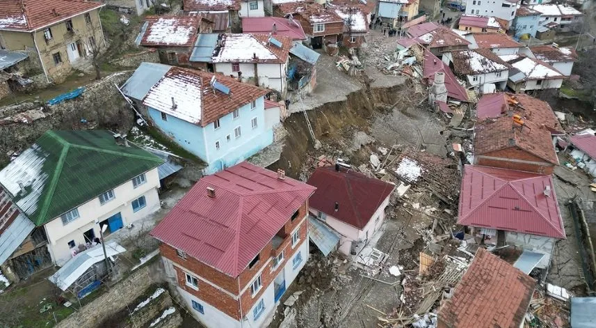 Toprak kayması sonucu birçok evin yıkıldığı köyle ilgili korkutan iddia