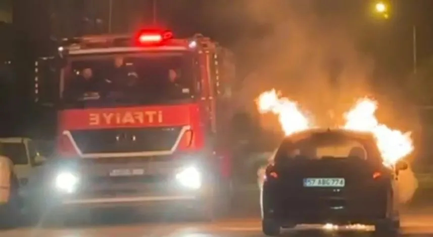 Sinop'ta seyir halindeyken alev alan otomobilde hasar oluştu