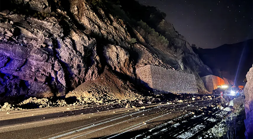 Artvin-Hopa kara yolu heyelan nedeniyle ulaşıma kapandı