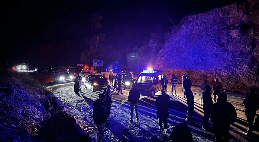 Artvin-Hopa kara yolunda ulaşım heyelan nedeniyle tek şeritten sağlanıyor