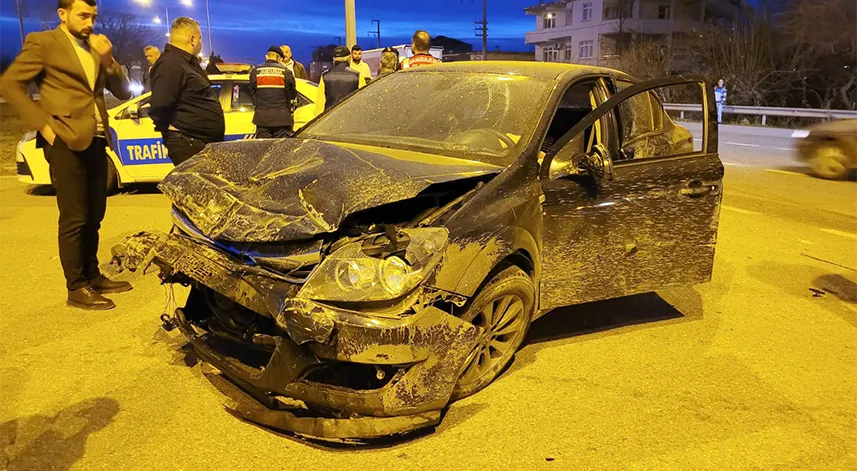 İki otomobil çarpıştı, 1 kişi öldü, 5 kişi yaralandı