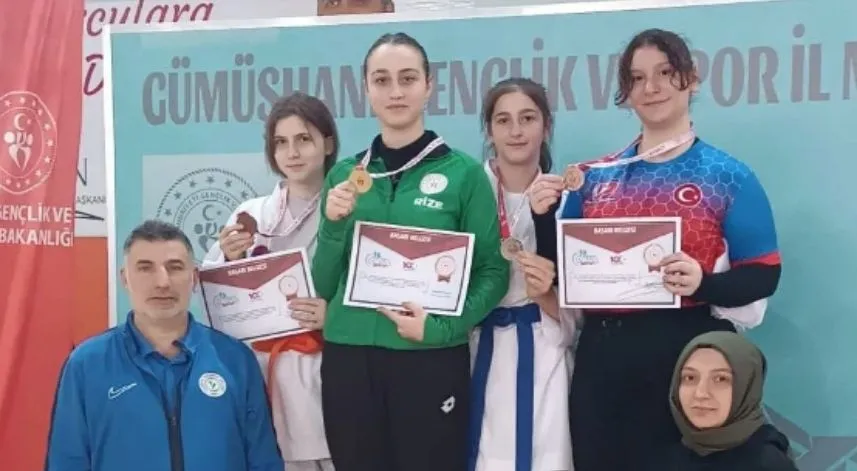 Rizeli karateciler madalya ile döndü