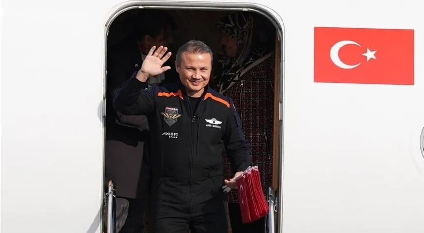 Türkiye'nin ilk astronotu Alper Gezeravcı yurda döndü