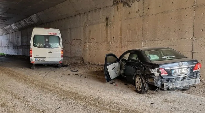 Öğrenci servisi ile otomobilin çarpıştığı kazada 14 kişi yaralandı