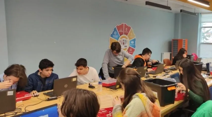 Öğrencilere 36 ay ücretsiz teknoloji eğitimi verilecek