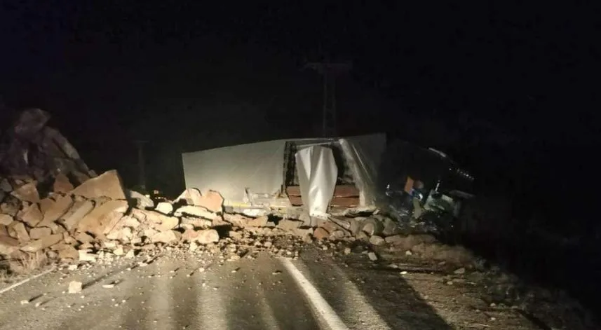 Artvin-Ardahan kara yolunda heyelan nedeniyle ulaşım tek şeritten sağlanıyor