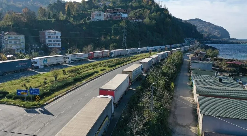 Sarp Sınır Kapısı’ndaki tır kuyruğuna tır parkı çözümü