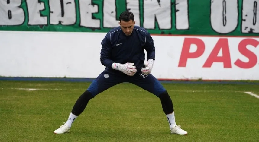 Gökhan Akkan ısınma sırasında sakatlandı