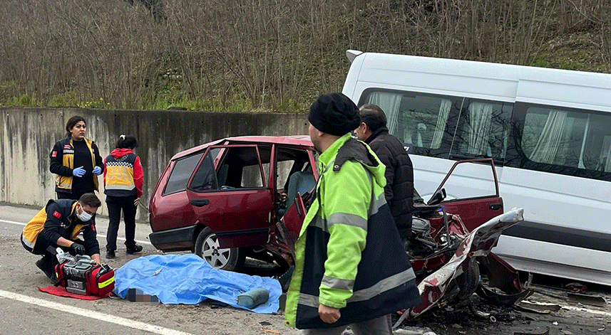 Otomobil ile minibüsün çarpıştığı kazada 2 kişi öldü, 1 kişi yaralandı