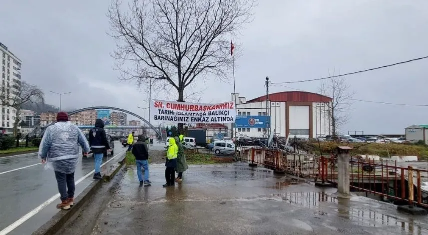 Rize'de balıkçıların barınak isyanı