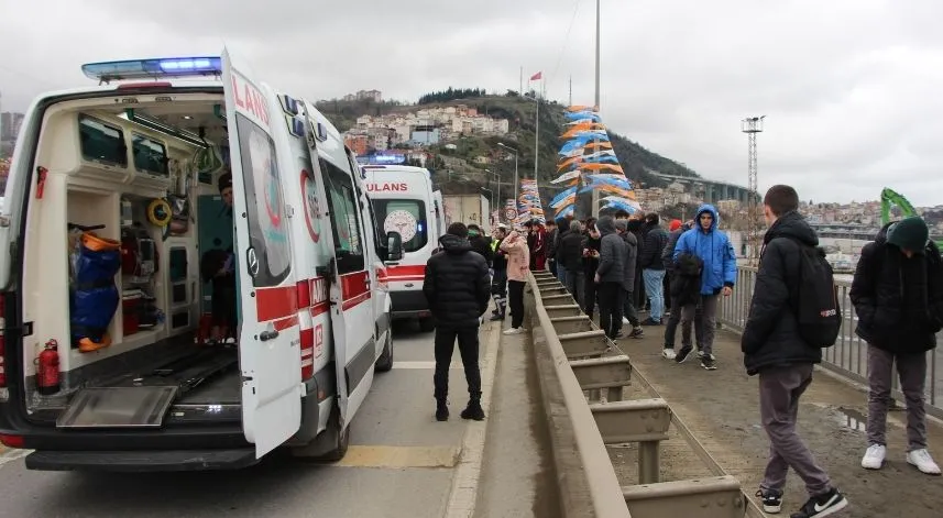 Maça giden taraftarları taşıyan midibüs tıra çarptı: 6 yaralı