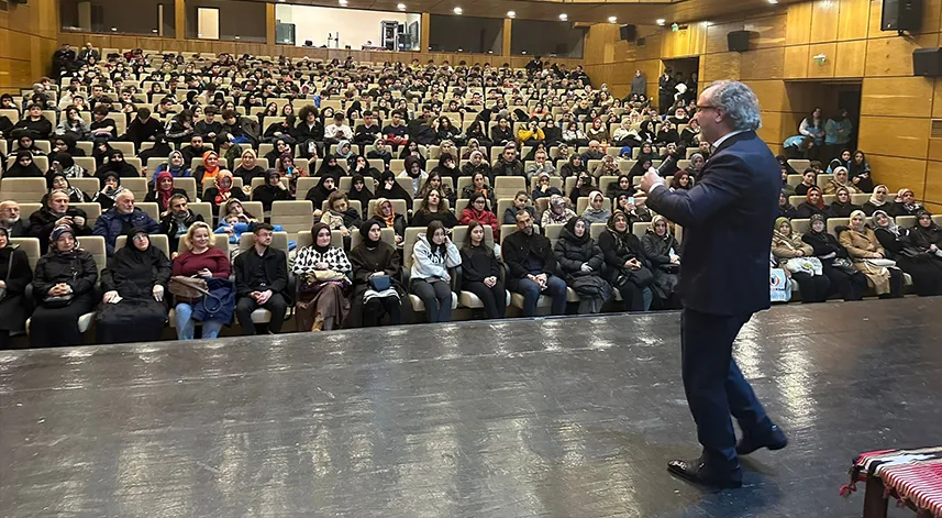 Rize'de eğitimci-yazar Sıtkı Aslanhan'a yoğun ilgi