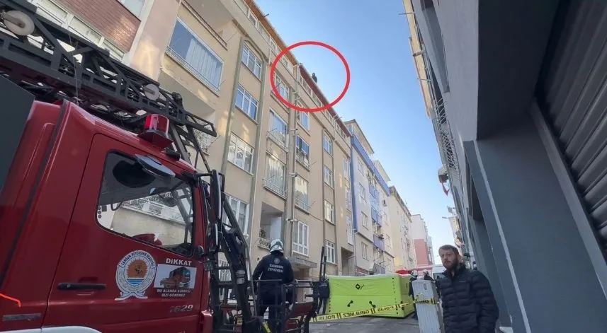 Eşiyle boşanma aşamasında olan şahıs çatıya çıktı, 4 saatte ikna edildi