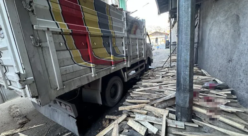 Kamyonetin kasasının çarptığı çocuk hayatını kaybetti