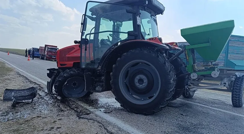 Traktörle otomobil çarpıştı: 2 ölü, 3 yaralı