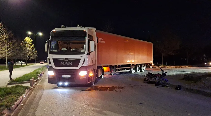 Tıra çarpan motosikletin sürücüsü yaralandı