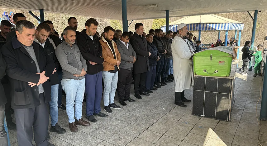 Kamyonet kasasının kapağı ile duvar arasına sıkışan çocuk öldü