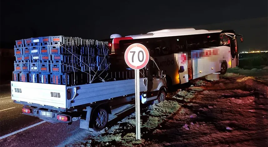 Zincirleme kazaya otomobil, kamyonet ve otobüs karıştı