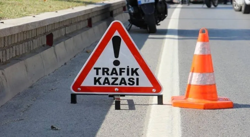 Direğe çarpan otomobilde sürücü öldü, 4 günlük bebek yaralandı