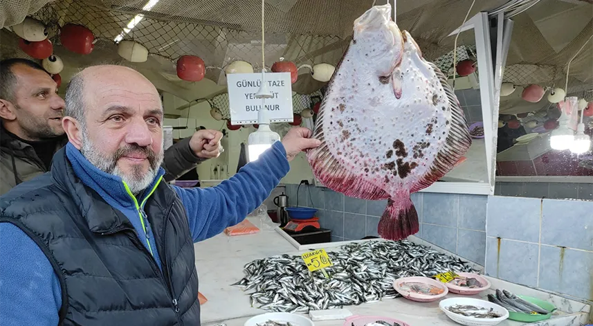 Rize'de balıkçı ağına takılan kalkan balığı 7 bin TL'den anında alıcı bulundu