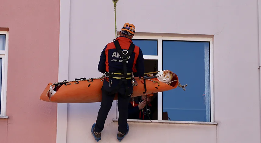 Trabzon'da yapılan tatbikat ile öğrenciler depreme karşı bilinçlendirildi