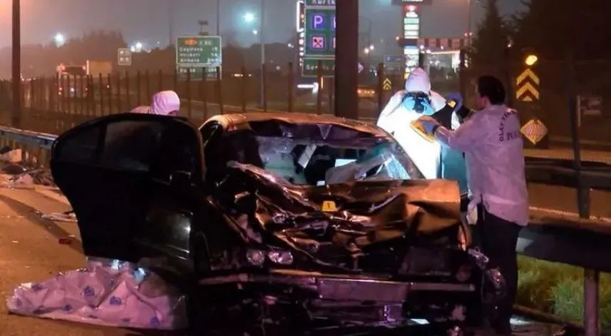 TEM Otoyolu'nda katliam gibi kaza! Otomobil yayalara çarptı