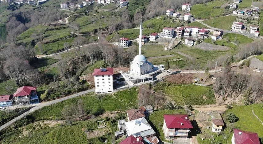 Cami ve kurs binası altından geçen yol ilgi çekiyor