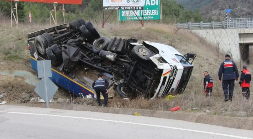 Devrilen yakıt tankerinin sürücüsü yaralandı