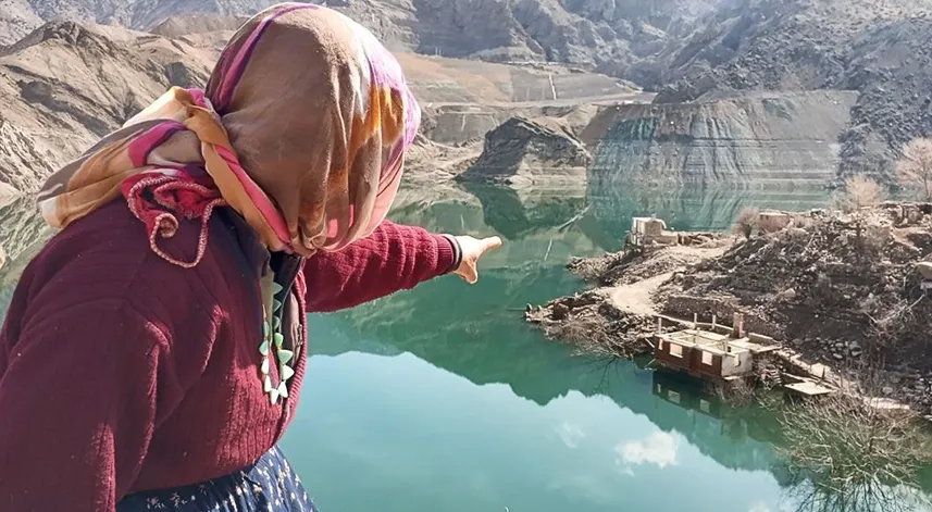Baraj suları çekilince hatıraları için evlerine patika yol yaptılar