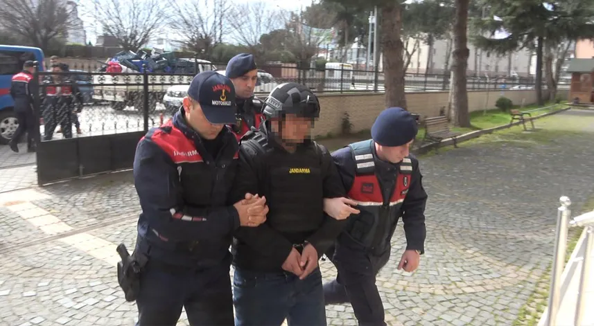 Jandarmaya teslim olduğu anları canlı yayında paylaştı