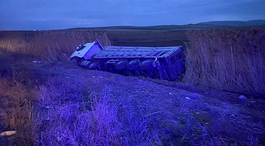 Kontrolden çıkan kamyon şarampole devrildi: 1 ölü