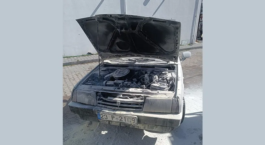 Park halindeki otomobil alevler içinde kaldı