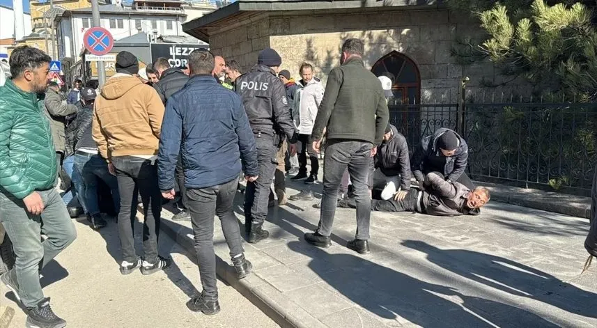 Bıçaklı kavgada 1 kişi yaralandı