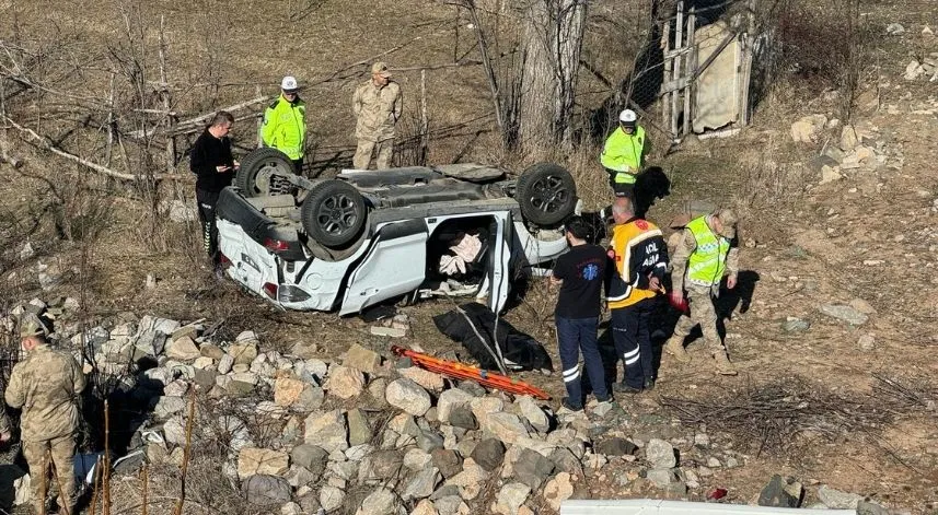 Tarlaya devrilen hafif ticari aracın sürücüsü öldü