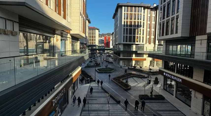 Rize Çarşı AVM’deki mağazalar bir bir açılıyor