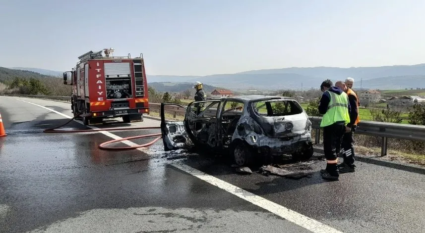 Anadolu Otoyolu'nda seyir halindeki otomobil yandı