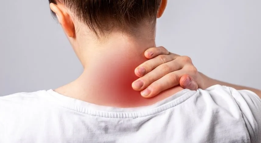 Uzun süre geçmeyen boyun ağrısına dikkat