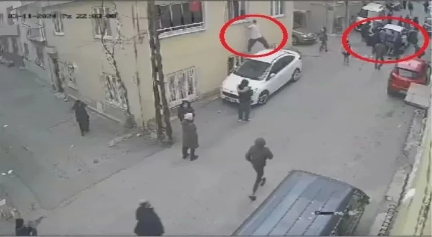 Çocuk otomobilin altında kaldı: Yardımına koşmak için camdan atladı