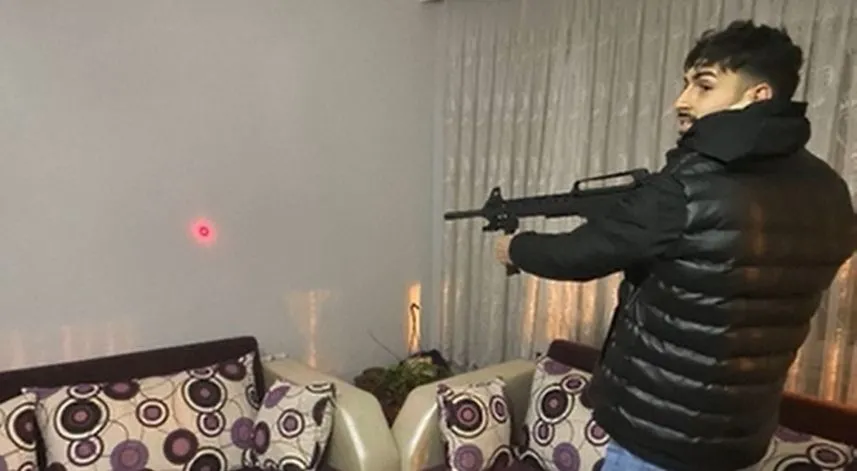 Kız arkadaşını öldüren gencin silahlı fotoğrafları ortaya çıktı