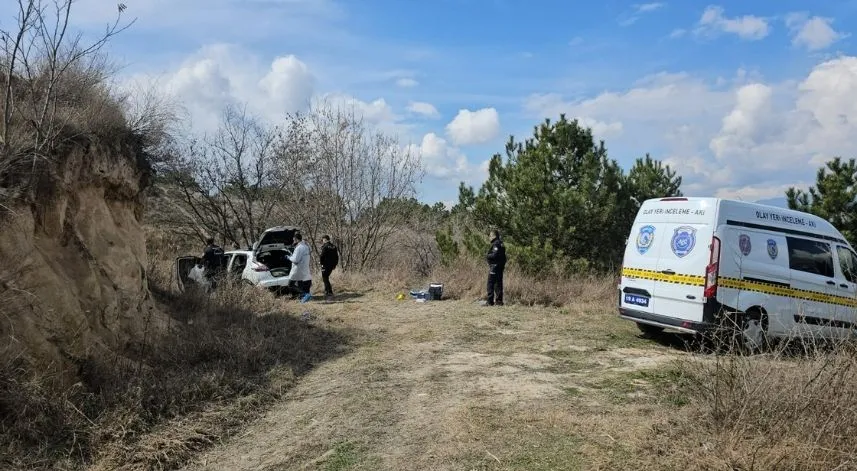 Boşanma aşamasındaki eşini silahla yaralayıp intihar etti