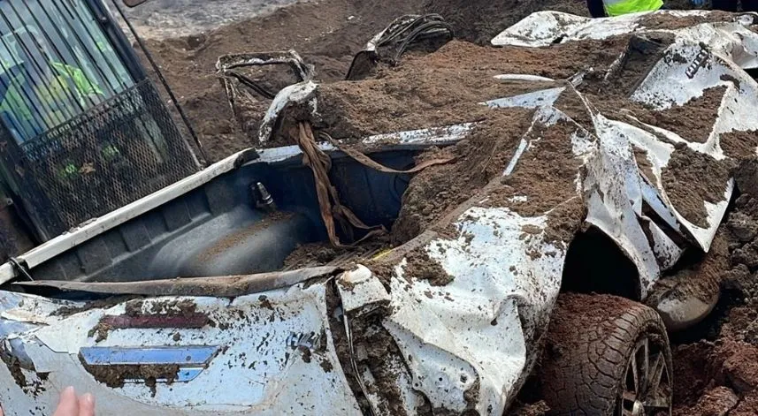 Maden ocağındaki toprak altında bir araca ulaşıldı