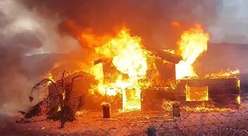 Ahşap ev alev topuna döndü