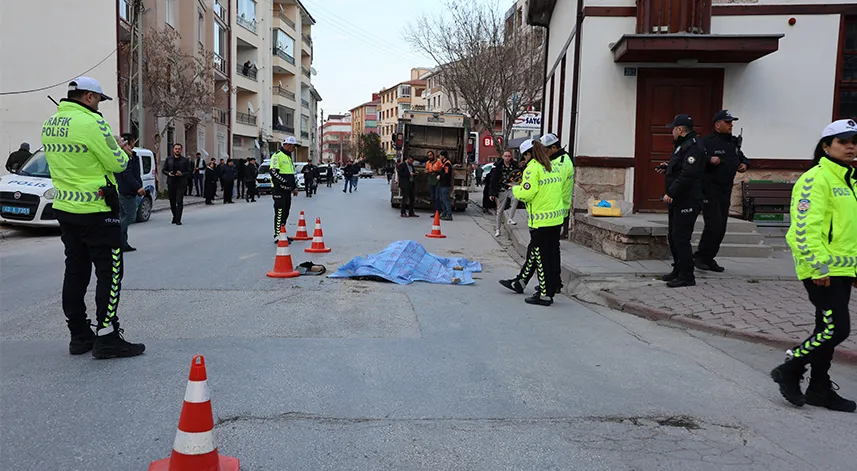 Yolun karşısına geçmek isterken çöp kamyonu çarptı