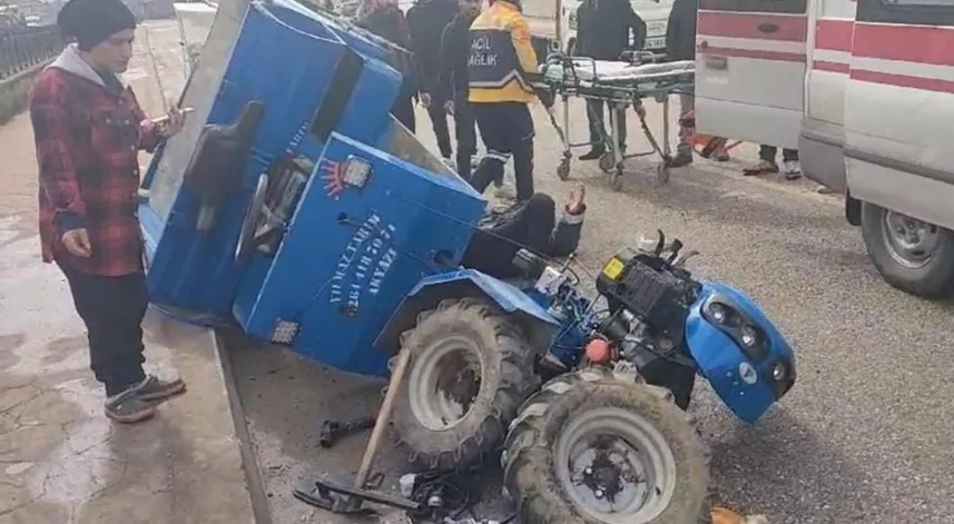Lastiği kopan tarım aracı devrildi, sürücüsü yaralandı