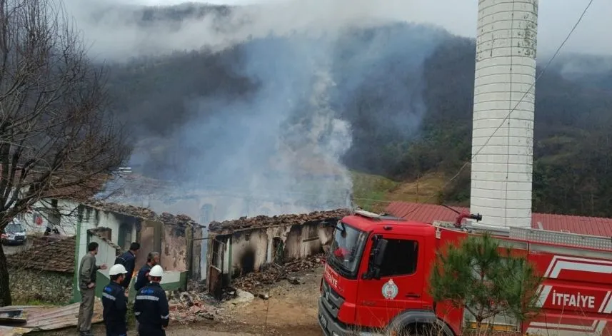 Köy camisi yangında kullanılamaz hale geldi