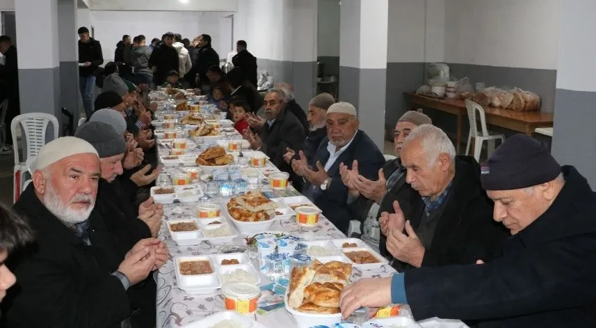 Mahalle sakinleri, 20 yıldır iftarı birlikte yapıyor