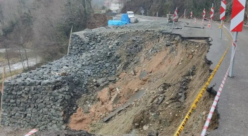 Trabzon’da karayolunda heyelan