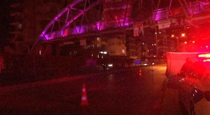 İntihar etmek için çıktığı üst geçitten düşen genç hayatını kaybetti