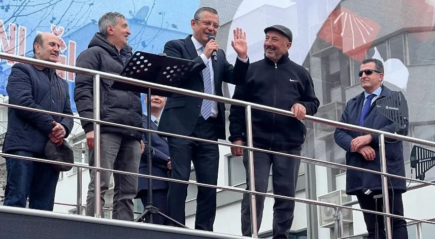 Özgür Özel, Trabzon meydanında emekli maaşı ile kaç kasa hamsi alındığını hesapladı