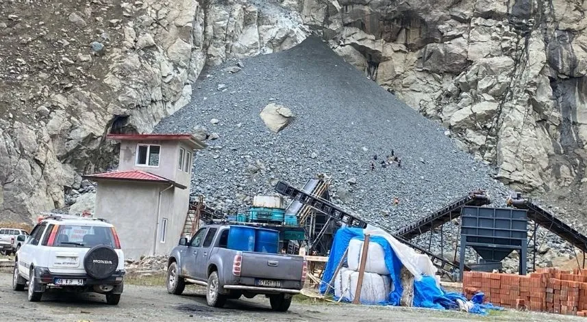 Of'ta taş ocağındaki kayalıklardan düşen işçi öldü